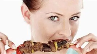 دراسة: اللحوم المشوية والمدخنة ترفع خطر الوفاة للناجيات من سرطان الثدى