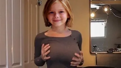 أم تهدي طفلتها عملية 