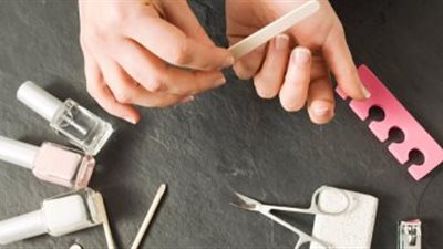 4 أخطاء يجب تجنبها عند العناية بأظافرك للحفاظ عليها قوية وجميلة