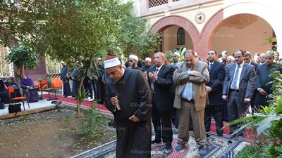 محافظ الإسماعيلية يؤدي صلاة الظهر داخل الكنيسة الكاثوليكية الفرنساوي (صور)