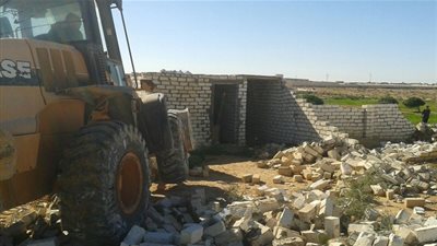 حى المطرية يزيل التعديات والإشغالات على أراضي الدولة