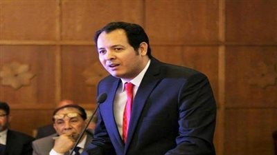 خبير صحة نفسية يكشف سبب زيادة أنوثة الرجال (فيديو)