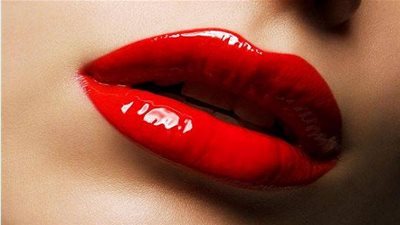 5 حيل سحرية لتثبيت أحمر الشفاه قبل الذهاب للسهرات