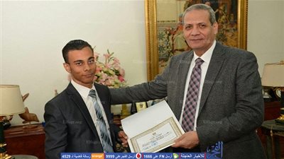 وزير التعليم يكرم 