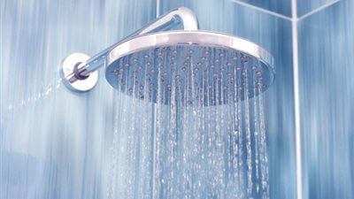 تعرف على فوائد الاستحمام بالماء البارد في الشتاء.. وأضراره بالماء الساخن!