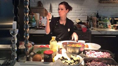 لاجئة سورية تطبخ مائدة شهية لملكة هولندا (صور)   	   	