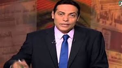 محمد الغيطي يعرض فيديو لمسن يفترش الرصيف.. ومواطن يتبرع له بشقة 