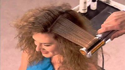 تجنبي هذه الأخطاء عند استخدام مكواة الشعر !