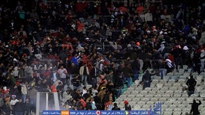خاص.. لحظة اقتحام الجماهير لمدرجات ستاد القاهرة (فيديو وصور)