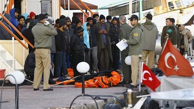 الاتحاد الأوروبي يعيد 800 مهاجر سوري لتركيا ويستقبل 2000 آخرين 