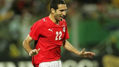 صورة .. أبو تريكة بصحبة أساطير العالم : كرة القدم هى المتعة والابتسامة 