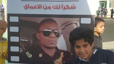 طلاب مدرسة بالجبيل يكتبون رسالة امتنان لرجل الأمن 