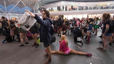 اليوم العالمى لخلع السروال.. ركاب المترو فى بريطانيا وأمريكا يحتفلون بملابسهم الداخلية (صور)