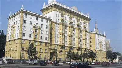 السفارة الأمريكية في موسكو تعلق عملها بمنح التأشيرات