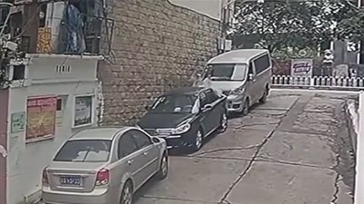 عروس تلقي بنفسها من شرفة منزلها بفستان الزفاف (فيديو)