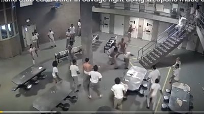 معركة دامية بين السجناء في أكبر سجن أمريكي (فيديو)