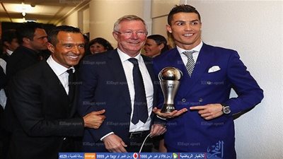رونالدو يحتفل مع فيرجسون بجائزة أفضل لاعب في العالم