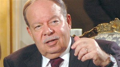 فتحي سرور يغادر القاهرة متوجهًا إلى باريس عبر صالة كبار الزوار