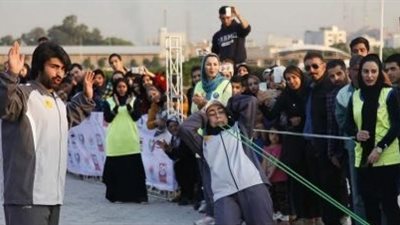  لمسافة غير متوقعة.. فتاة تتمكن من سحب ثلاث سيارات بأسنانها (صور)