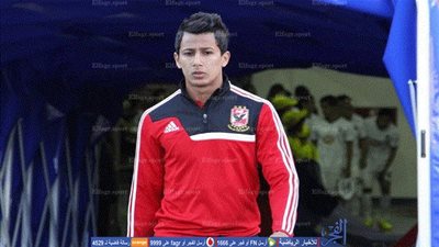 بالفيديو.. عمرو جمال يسخر من شائعة إلقاء تى شيرت الأهلي