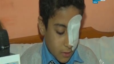 معلم يعاقب تلميذ بالضرب على عينه بخرطوم أنبوبة (فيديو)