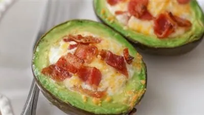 قوارب الأفوكادو بحشوة التونا