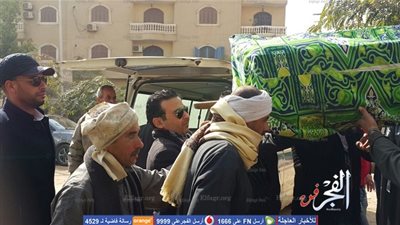 وصول جثمان والدة  أحمد عزمي استعدادًا لصلاة الجنازة (صور)
