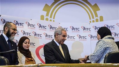 وزير الصناعة يشهد تخريج الدفعة الأولى من برنامج 