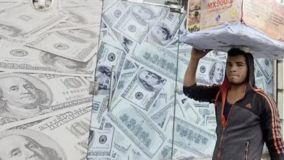 أعلى سعر لشراء الدولار وأقل سعر للبيع بالبنوك بمنتصف تعاملات اليوم