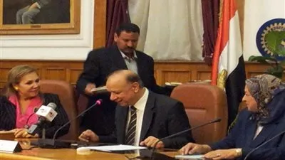 محافظ القاهرة يطالب بسرعة الانتهاء من أعمال رصف المحاور الرئيسية 
