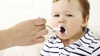 تعرفي علي السن الصحيح الذي تقدمي فيه الزبادي لطفلك بعد الفطام