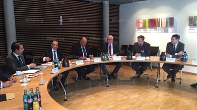 وزير الخارجية يلتقي مع زعيم الأغلبية في البرلمان الألماني