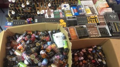 ضبط سجائر وزجاجات جلسيرين ونيكوتين مجهولة المصدر بالسويس