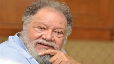 بكاء الفنان يحيى الفخراني بشدة بعد وفاة كريمة مختار (فيديو) 