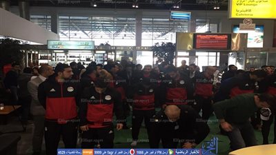 بعثة المنتخب تؤدي صلاة الجمعة داخل مطار القاهرة (صور)