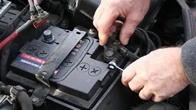 3 طرق لحماية بطارية السيارة من السرقة
