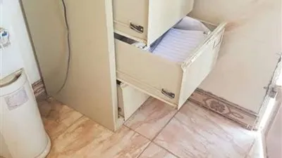 سطو وكسر خزانة في محاولة يائسة لسرقة معرض