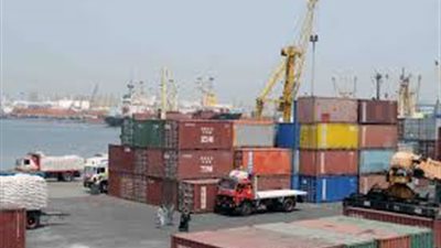 استمرار حركة العمل بميناء الإسكندرية رغم الطقس السيئ وهطول أمطار