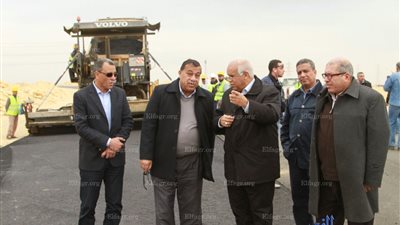 وزير النقل: انتهاء 82% أعمال تنفيذ طريق جنوب الفيوم - الواحات  