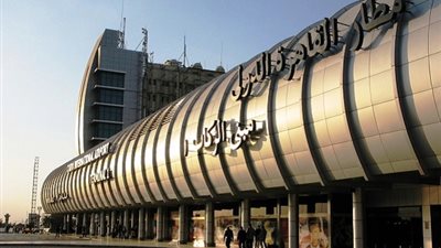 إحباط محاولات لتهريب أموال ومواد مخدرة بمطار القاهرة 