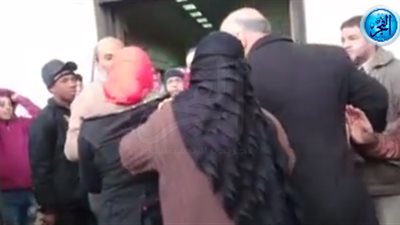 اشتباكات بالأيدي بين أسرتين أمام محكمة زينهم (فيديو)