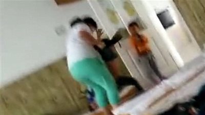 معلمة تعذب طفلاً 