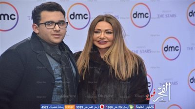 ليلى علوي تصل حفل قنوات DMC بصحبة ابنها (صور)