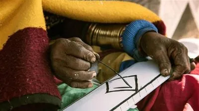 بي إم دبليو تستعين بـ''عجوز أفريقية'' لتزيين بعض سياراتها (صور)