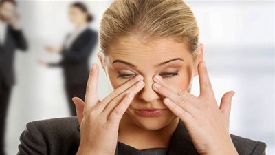 تحذير.. الفرك المستمر للعين يُضعِف البصر