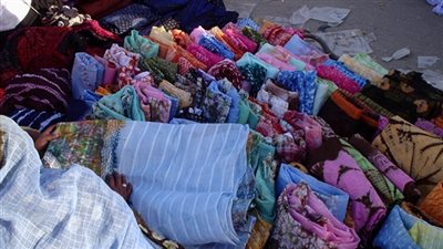ضبط 4.5 طن ملابس مهربة داخل 6 مخازن في بورسعيد