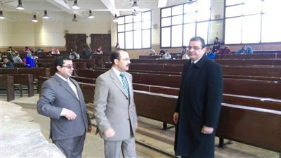  نائب رئيس جامعة بنها للدراسات العليا يطمئن على سير الامتحانات بالحقوق (صور)