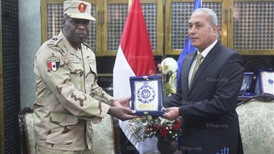 محافظ السويس يستقبل رئيس أركان قوات الدفاع الشعبي والعسكري (صور)