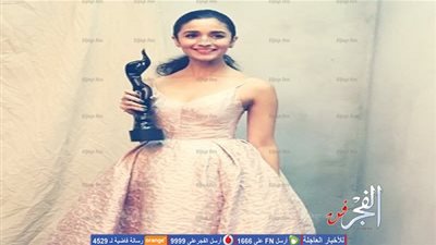 عليا بهات تحتضن جائزتها في حفل 