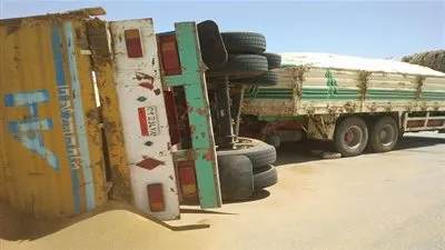 ازدحام مروري بطريق الواحات بسبب انقلاب سيارة 